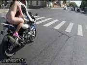 Девушка кончает на велосипед порно видео