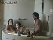 Мама с дочкой и сыном в ванной